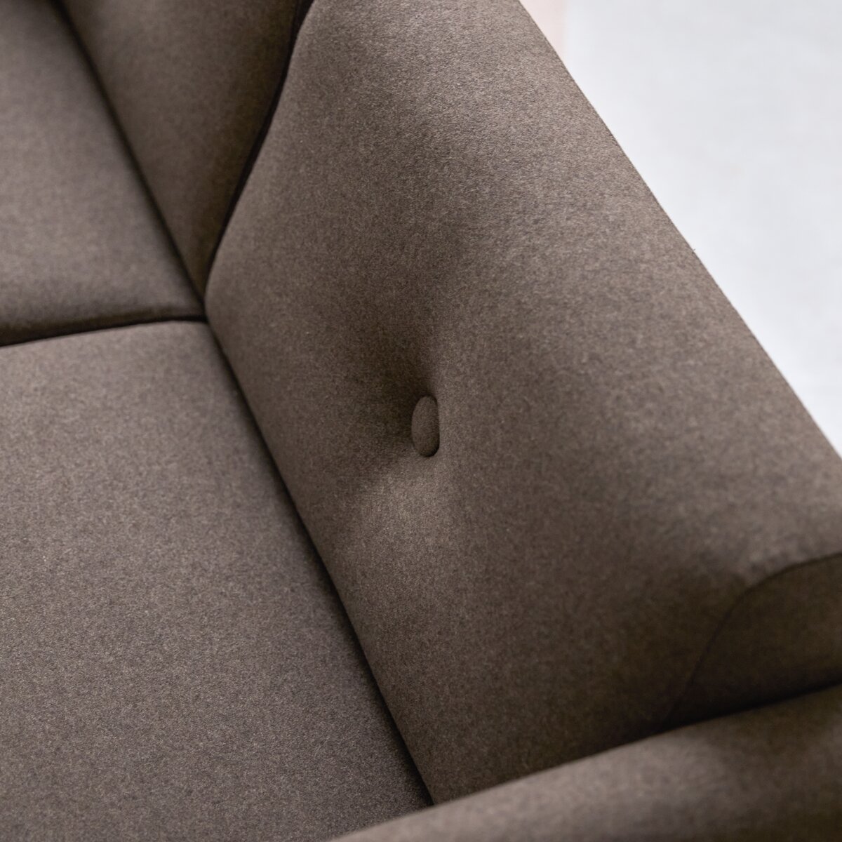 Bjorn - 2-Sitzer-Sofa mit massivem Eichenholzgestell und braunem Stoffbezug Bjorn - 2-Sitzer-Sofa mit massivem Eichenholzgestell und braunem Stoffbezug