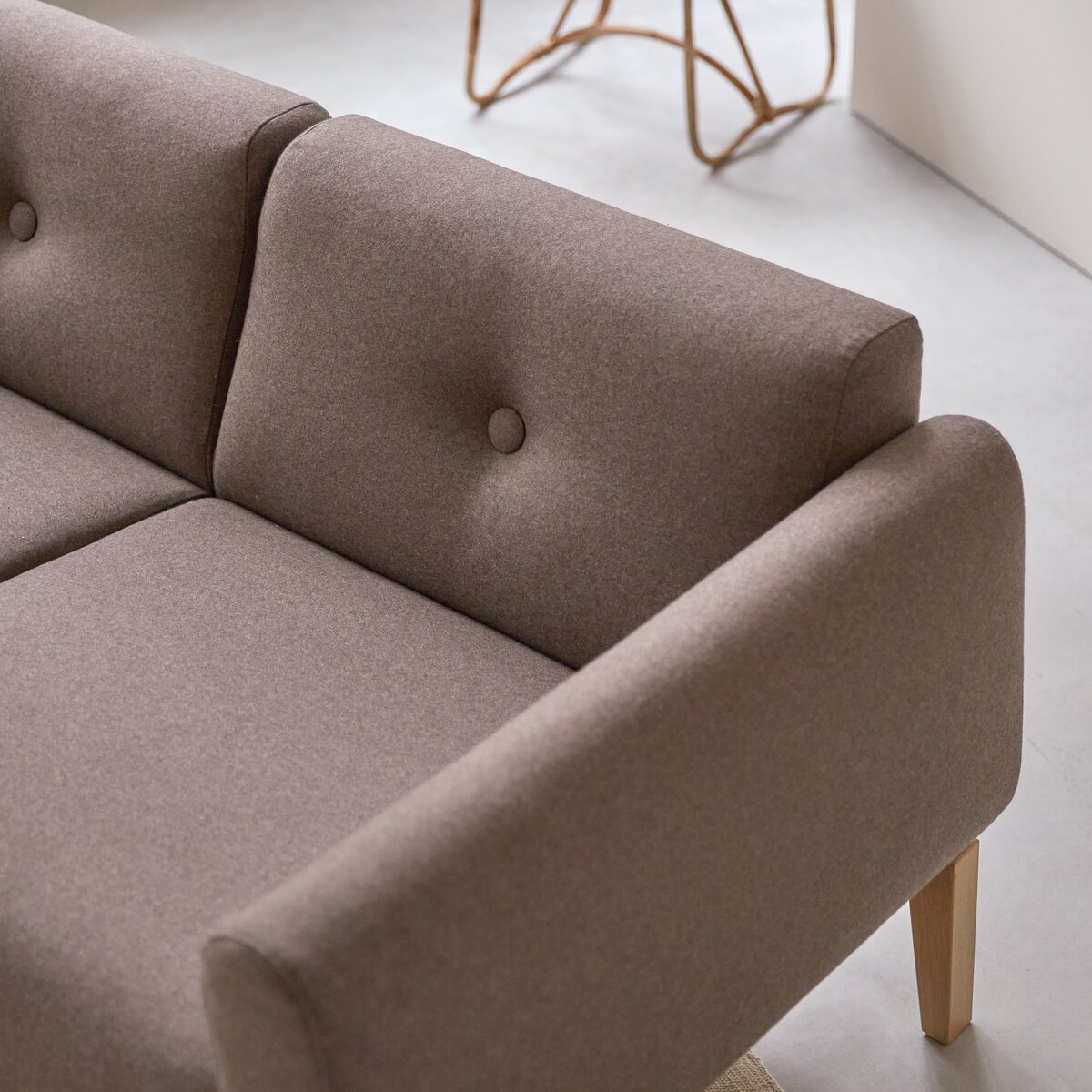 Bjorn - 2-Sitzer-Sofa mit massivem Eichenholzgestell und braunem Stoffbezug Bjorn - 2-Sitzer-Sofa mit massivem Eichenholzgestell und braunem Stoffbezug