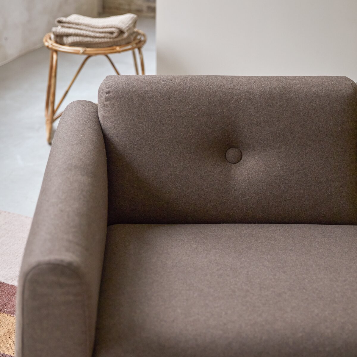 Bjorn - 2-Sitzer-Sofa mit massivem Eichenholzgestell und braunem Stoffbezug Bjorn - 2-Sitzer-Sofa mit massivem Eichenholzgestell und braunem Stoffbezug