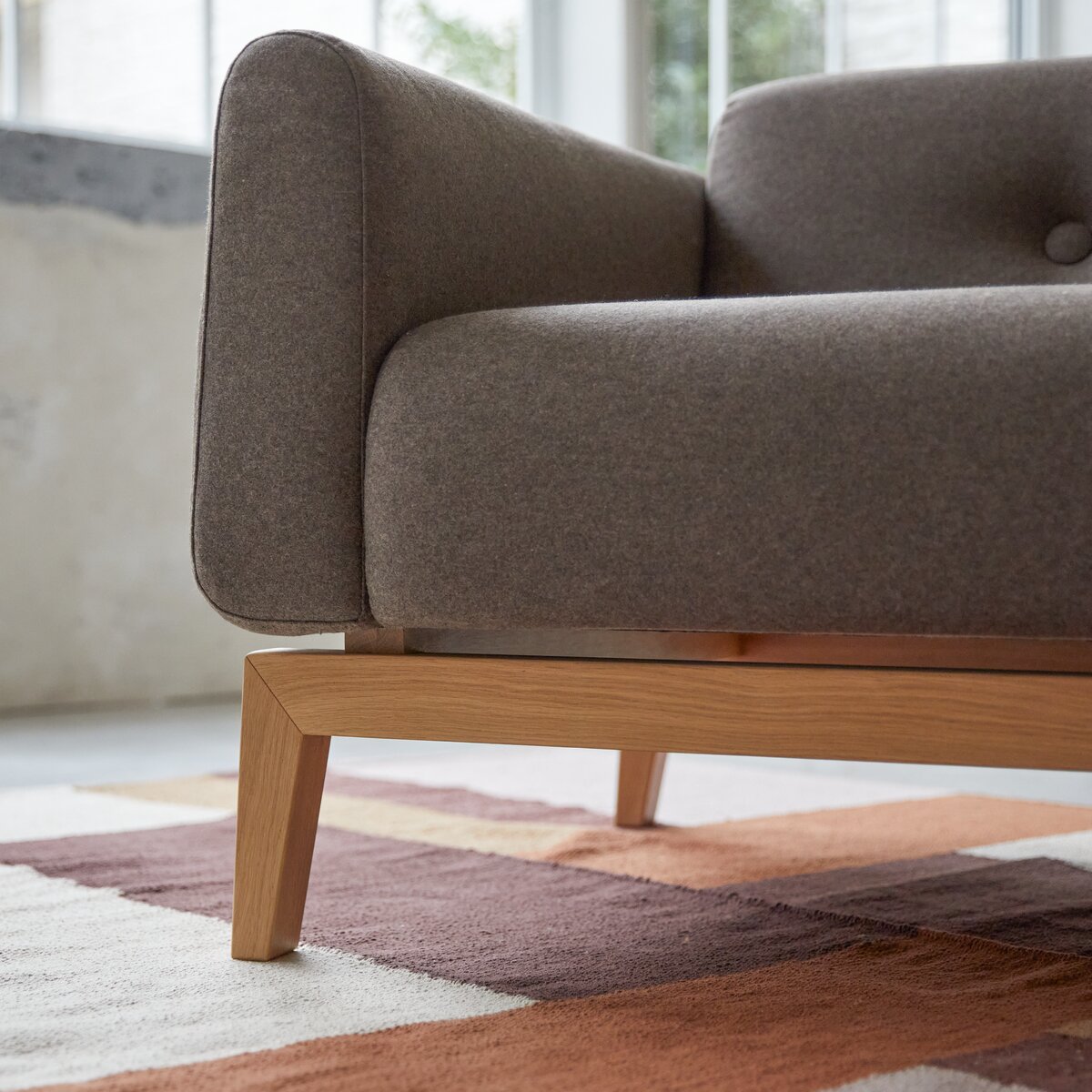 Bjorn - 2-Sitzer-Sofa mit massivem Eichenholzgestell und braunem Stoffbezug Bjorn - 2-Sitzer-Sofa mit massivem Eichenholzgestell und braunem Stoffbezug