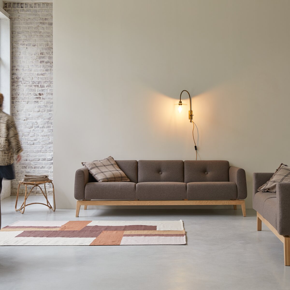 Bjorn - 3-Sitzer-Sofa mit massivem Eichenholzgestell und braunem Stoffbezug Bjorn - 3-Sitzer-Sofa mit massivem Eichenholzgestell und braunem Stoffbezug