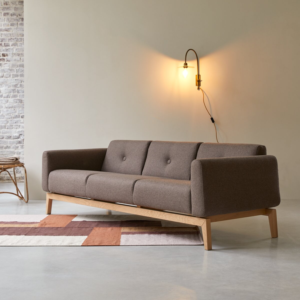 Bjorn - 3-Sitzer-Sofa mit massivem Eichenholzgestell und braunem Stoffbezug Bjorn - 3-Sitzer-Sofa mit massivem Eichenholzgestell und braunem Stoffbezug