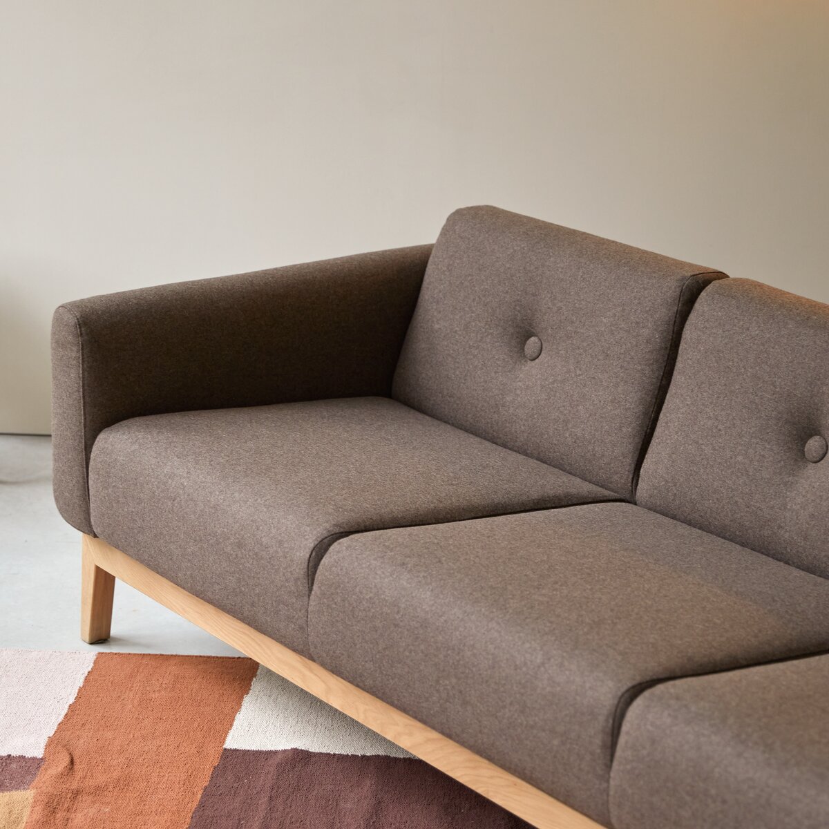 Bjorn - 3-Sitzer-Sofa mit massivem Eichenholzgestell und braunem Stoffbezug Bjorn - 3-Sitzer-Sofa mit massivem Eichenholzgestell und braunem Stoffbezug