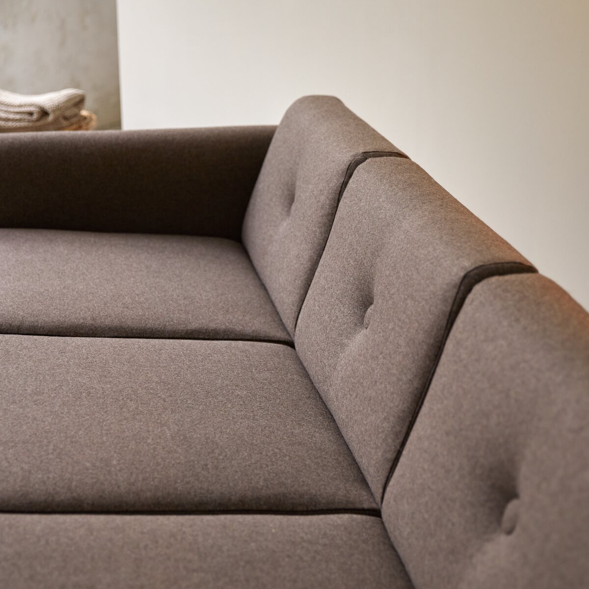 Bjorn - 3-Sitzer-Sofa mit massivem Eichenholzgestell und braunem Stoffbezug Bjorn - 3-Sitzer-Sofa mit massivem Eichenholzgestell und braunem Stoffbezug