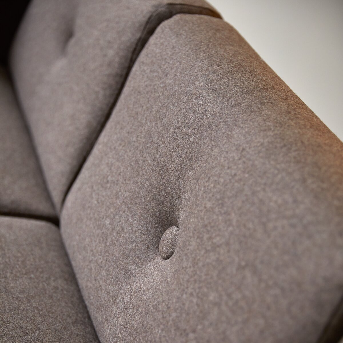 Bjorn - 3-Sitzer-Sofa mit massivem Eichenholzgestell und braunem Stoffbezug Bjorn - 3-Sitzer-Sofa mit massivem Eichenholzgestell und braunem Stoffbezug