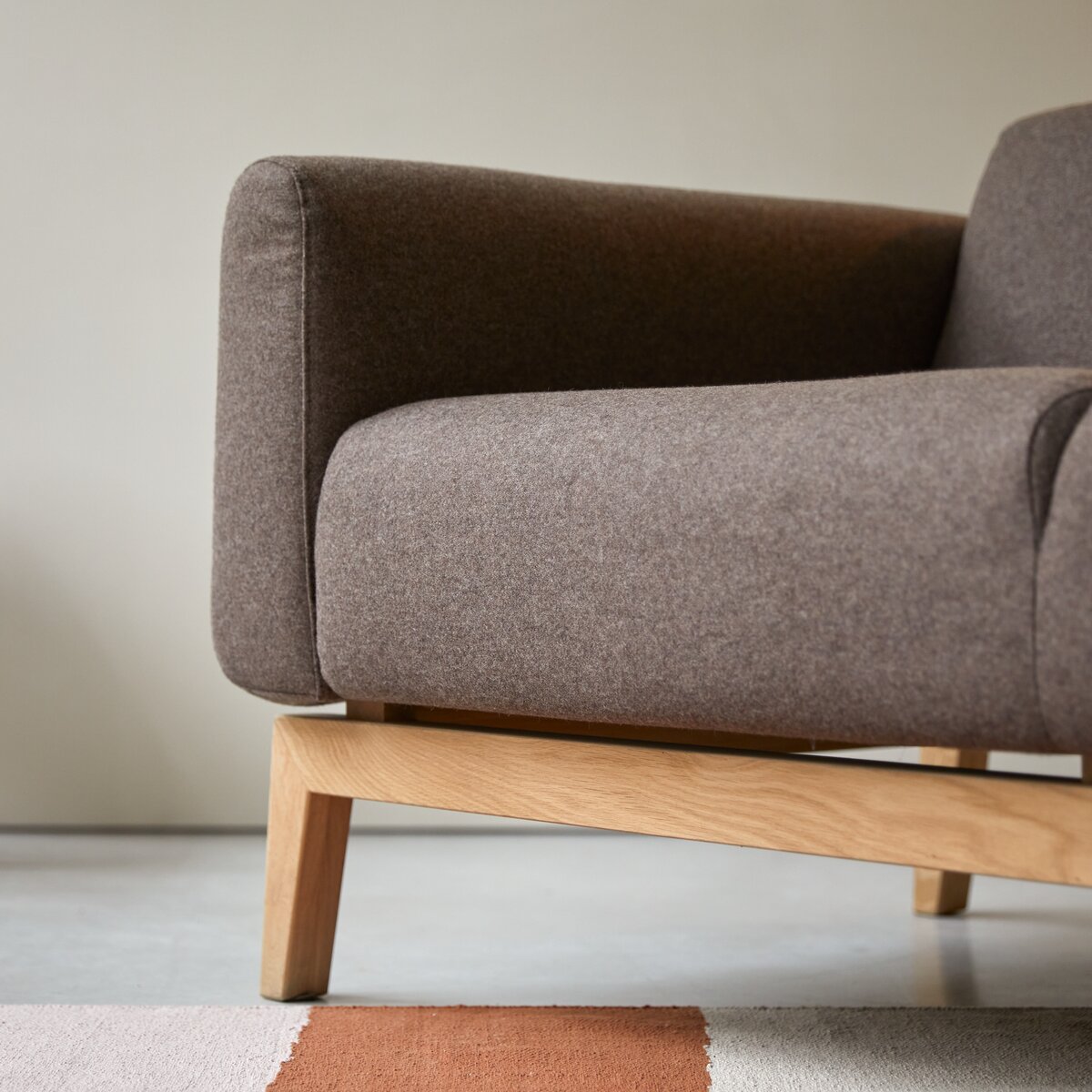 Bjorn - 3-Sitzer-Sofa mit massivem Eichenholzgestell und braunem Stoffbezug Bjorn - 3-Sitzer-Sofa mit massivem Eichenholzgestell und braunem Stoffbezug