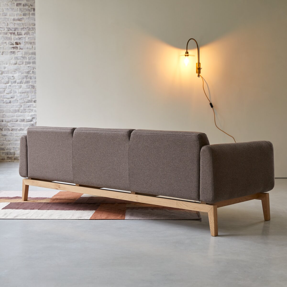 Bjorn - 3-Sitzer-Sofa mit massivem Eichenholzgestell und braunem Stoffbezug Bjorn - 3-Sitzer-Sofa mit massivem Eichenholzgestell und braunem Stoffbezug
