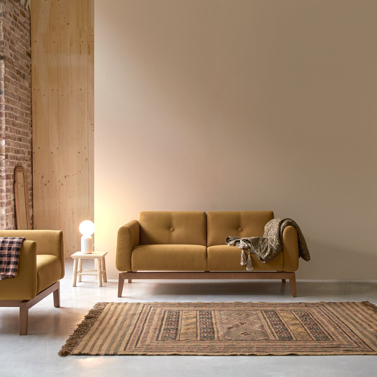 Bjorn - 2-Sitzer-Sofa mit massivem Eichenholzgestell und senffarbenem Stoffbezug Bjorn - 2-Sitzer-Sofa mit massivem Eichenholzgestell und senffarbenem Stoffbezug