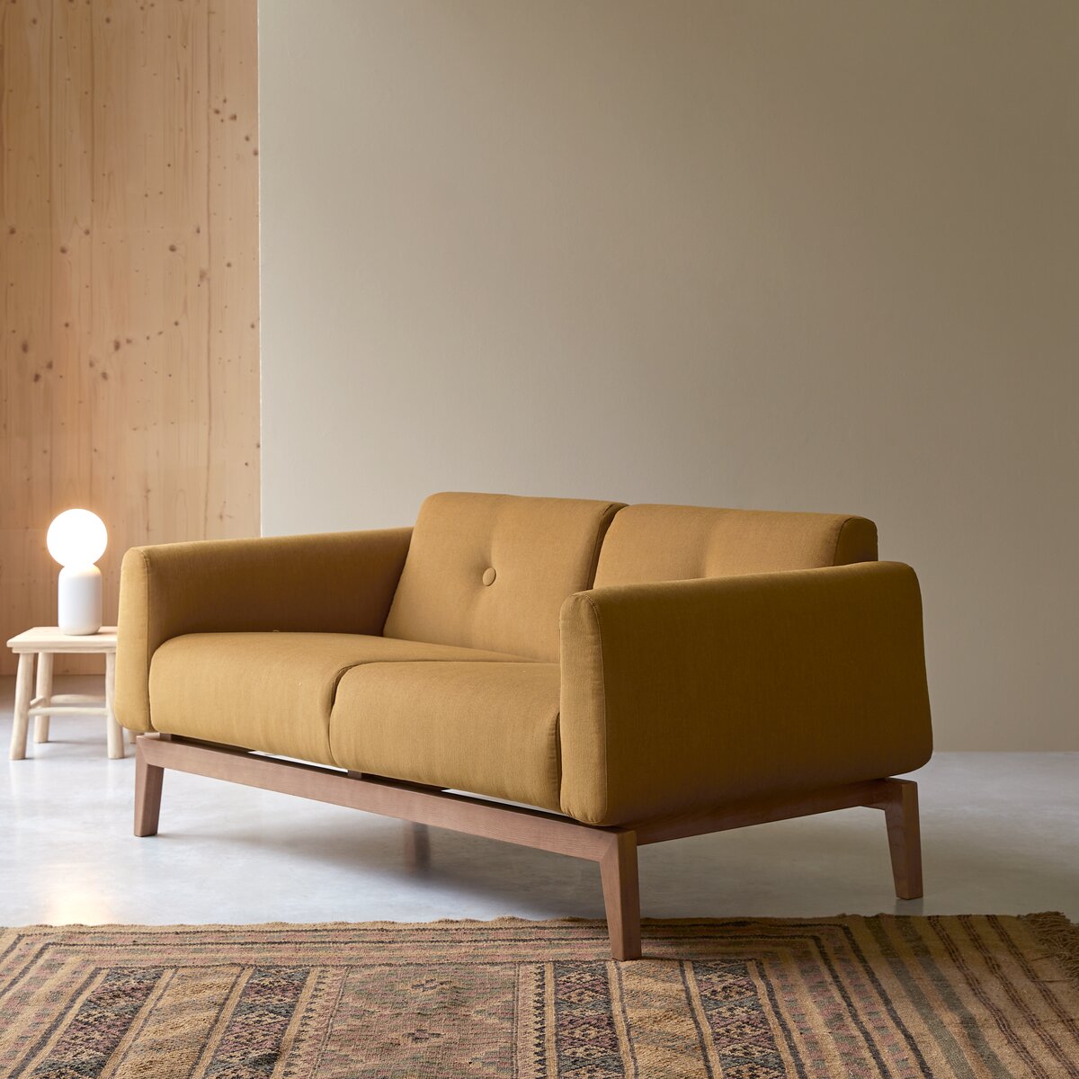 Bjorn - 2-Sitzer-Sofa mit massivem Eichenholzgestell und senffarbenem Stoffbezug Bjorn - 2-Sitzer-Sofa mit massivem Eichenholzgestell und senffarbenem Stoffbezug