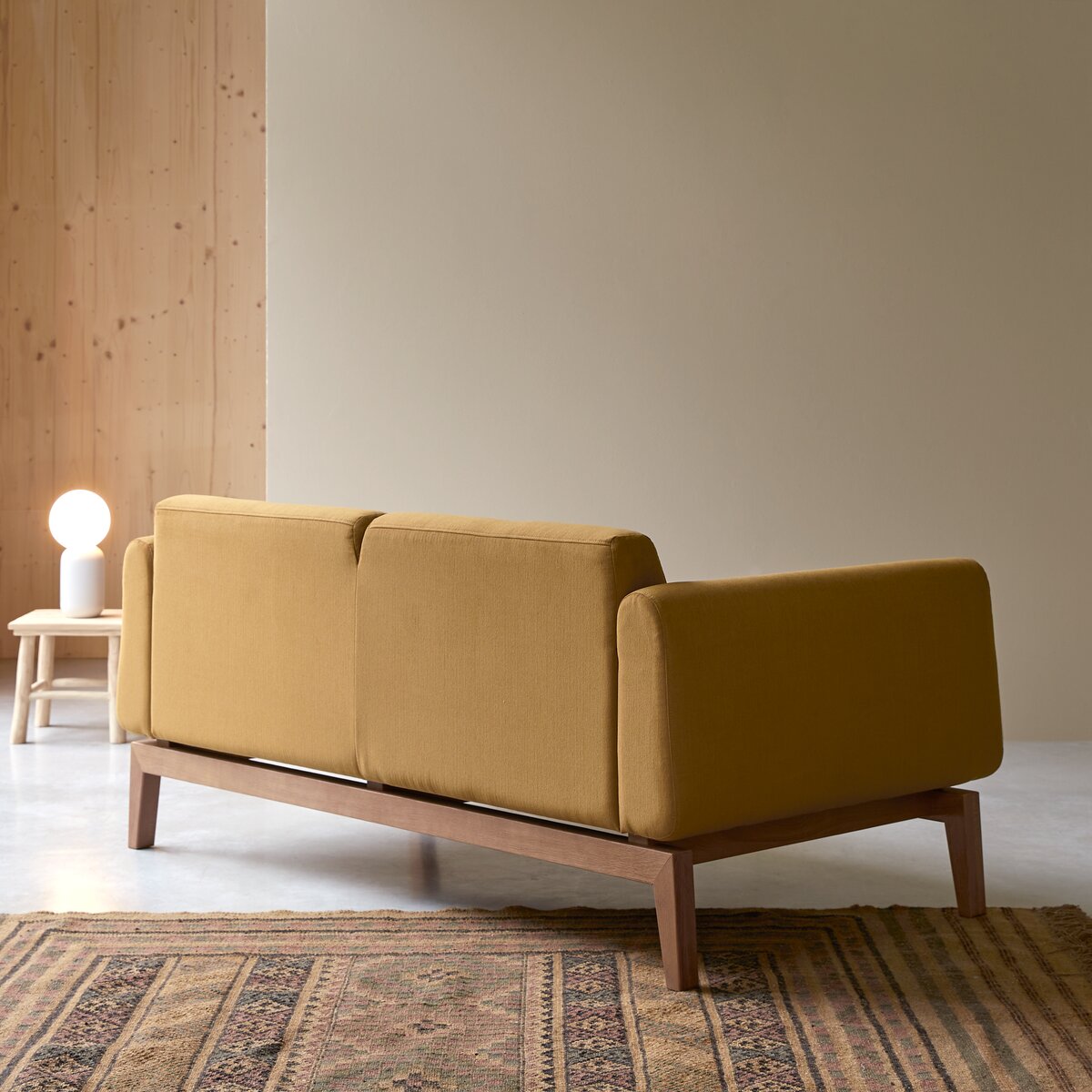 Bjorn - 2-Sitzer-Sofa mit massivem Eichenholzgestell und senffarbenem Stoffbezug Bjorn - 2-Sitzer-Sofa mit massivem Eichenholzgestell und senffarbenem Stoffbezug