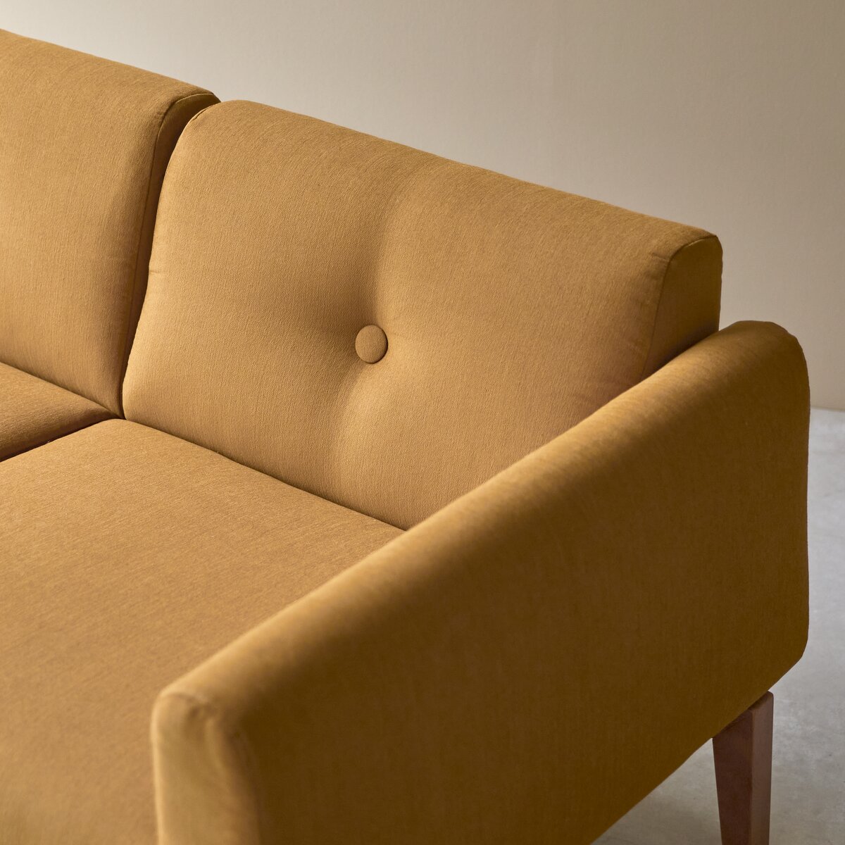 Bjorn - 2-Sitzer-Sofa mit massivem Eichenholzgestell und senffarbenem Stoffbezug Bjorn - 2-Sitzer-Sofa mit massivem Eichenholzgestell und senffarbenem Stoffbezug