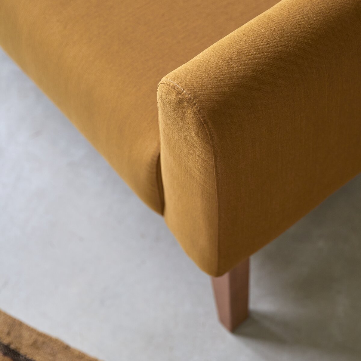 Bjorn - 2-Sitzer-Sofa mit massivem Eichenholzgestell und senffarbenem Stoffbezug Bjorn - 2-Sitzer-Sofa mit massivem Eichenholzgestell und senffarbenem Stoffbezug