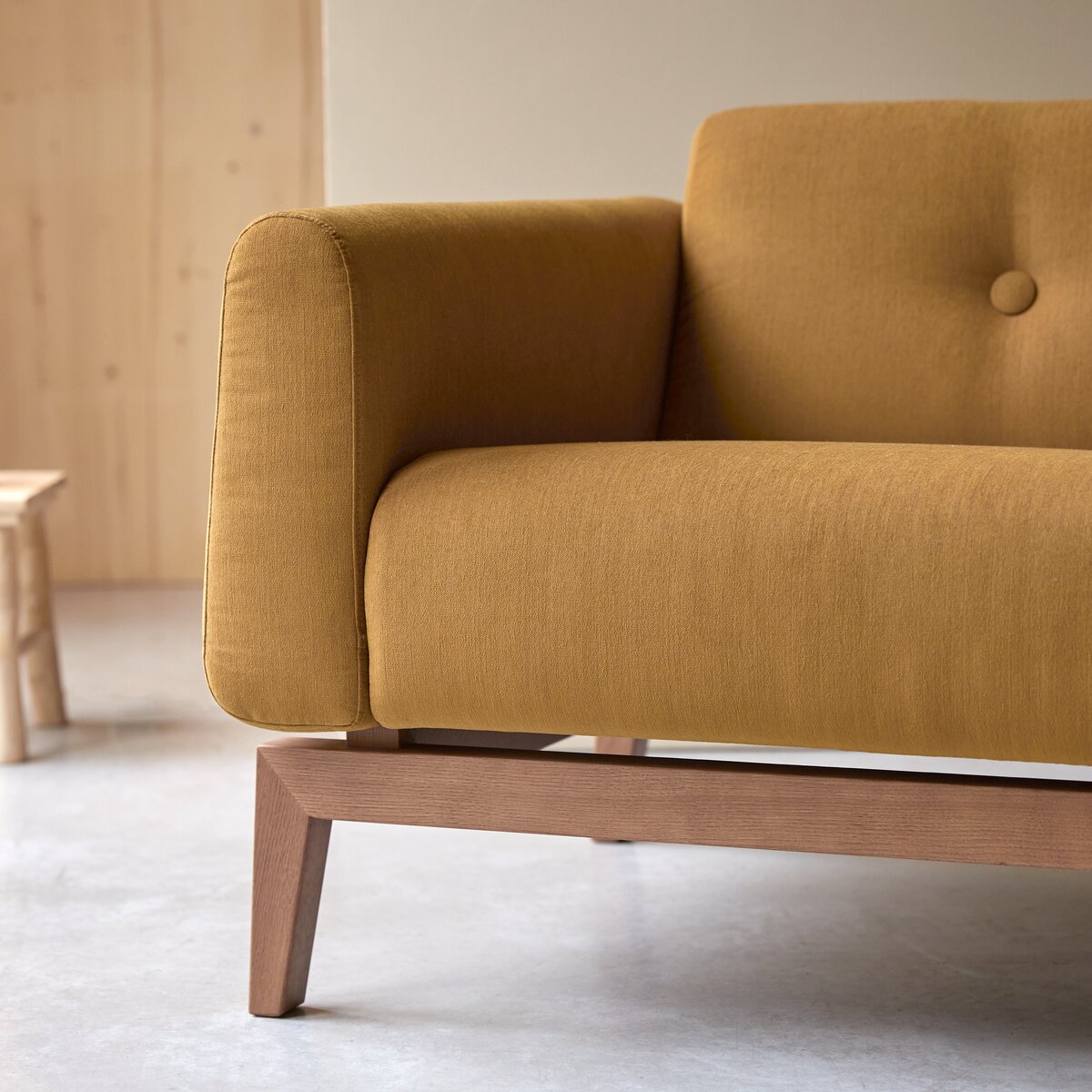 Bjorn - 2-Sitzer-Sofa mit massivem Eichenholzgestell und senffarbenem Stoffbezug Bjorn - 2-Sitzer-Sofa mit massivem Eichenholzgestell und senffarbenem Stoffbezug