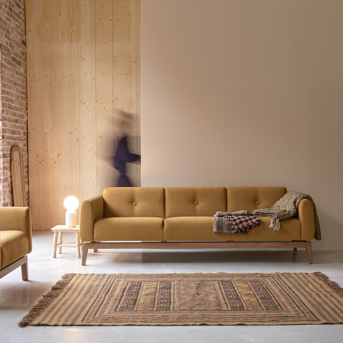 Bjorn - 3-Sitzer-Sofa mit massivem Eichenholzgestell und senffarbenem Stoffbezug Bjorn - 3-Sitzer-Sofa mit massivem Eichenholzgestell und senffarbenem Stoffbezug