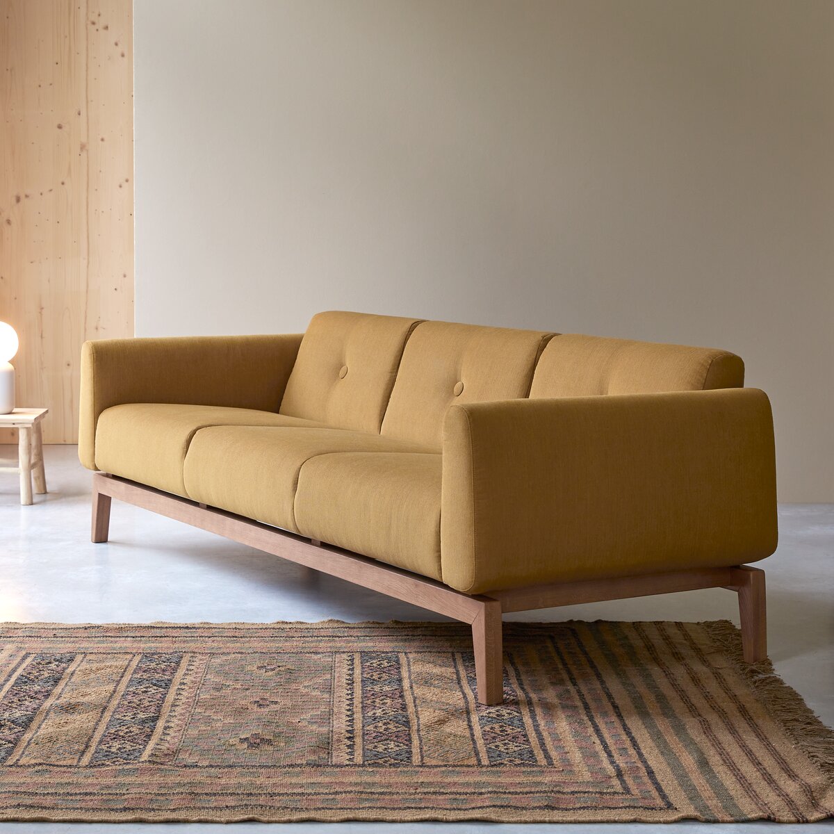 Bjorn - 3-Sitzer-Sofa mit massivem Eichenholzgestell und senffarbenem Stoffbezug Bjorn - 3-Sitzer-Sofa mit massivem Eichenholzgestell und senffarbenem Stoffbezug