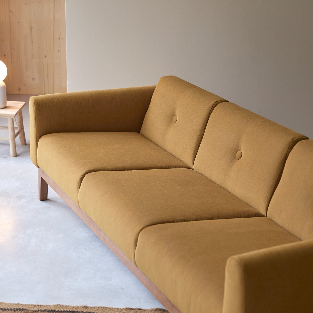 Bjorn - 3-Sitzer-Sofa mit massivem Eichenholzgestell und senffarbenem Stoffbezug Bjorn - 3-Sitzer-Sofa mit massivem Eichenholzgestell und senffarbenem Stoffbezug