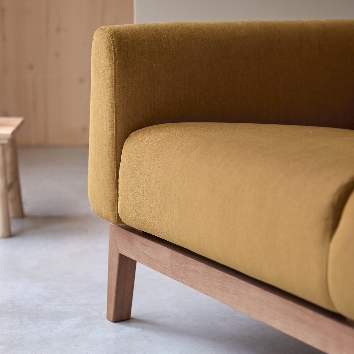 Bjorn - 3-Sitzer-Sofa mit massivem Eichenholzgestell und senffarbenem Stoffbezug Bjorn - 3-Sitzer-Sofa mit massivem Eichenholzgestell und senffarbenem Stoffbezug