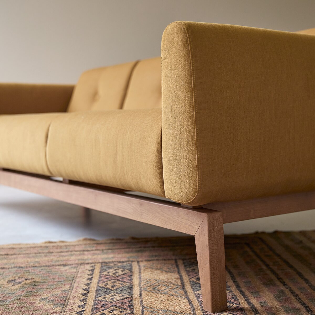 Bjorn - 3-Sitzer-Sofa mit massivem Eichenholzgestell und senffarbenem Stoffbezug Bjorn - 3-Sitzer-Sofa mit massivem Eichenholzgestell und senffarbenem Stoffbezug