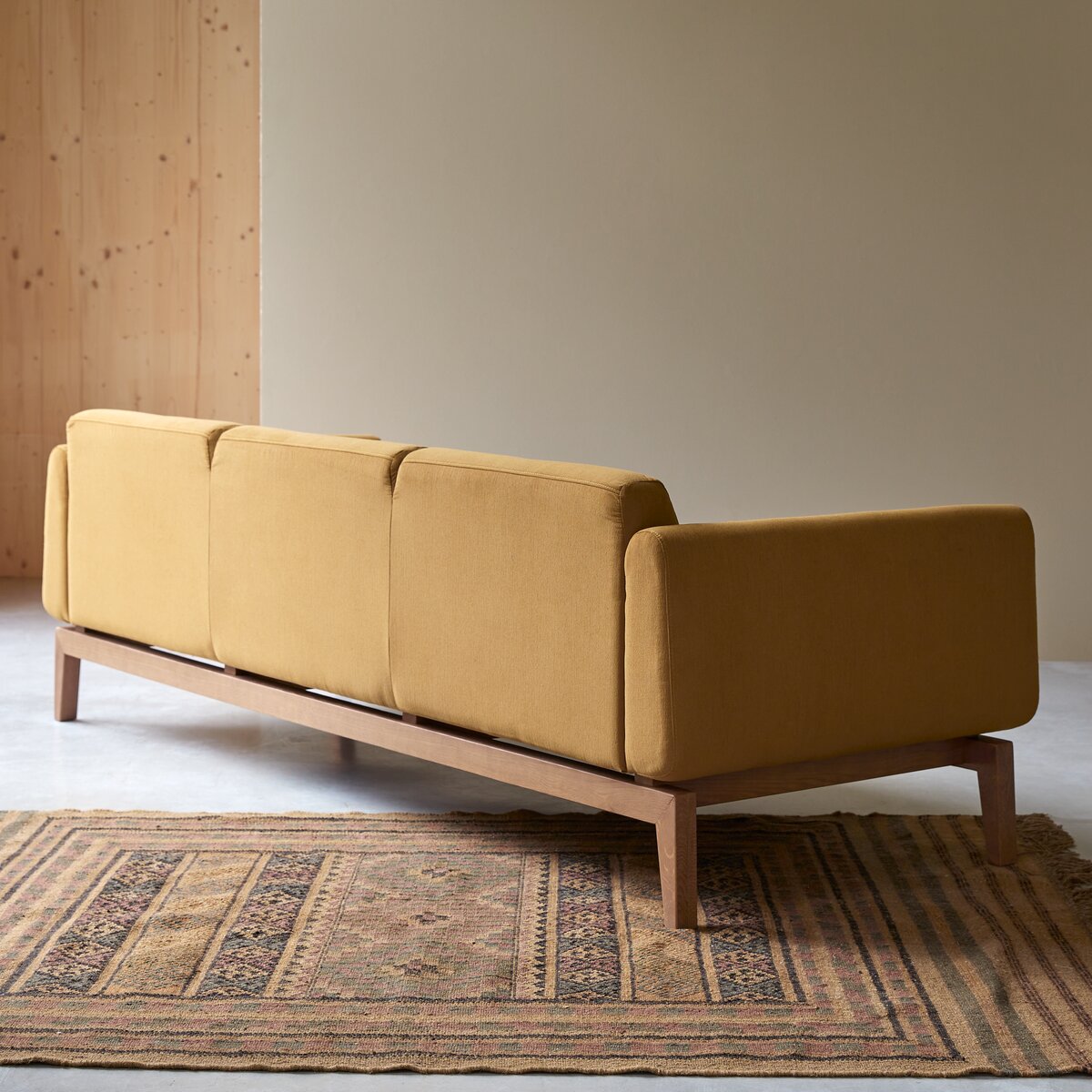 Bjorn - 3-Sitzer-Sofa mit massivem Eichenholzgestell und senffarbenem Stoffbezug Bjorn - 3-Sitzer-Sofa mit massivem Eichenholzgestell und senffarbenem Stoffbezug