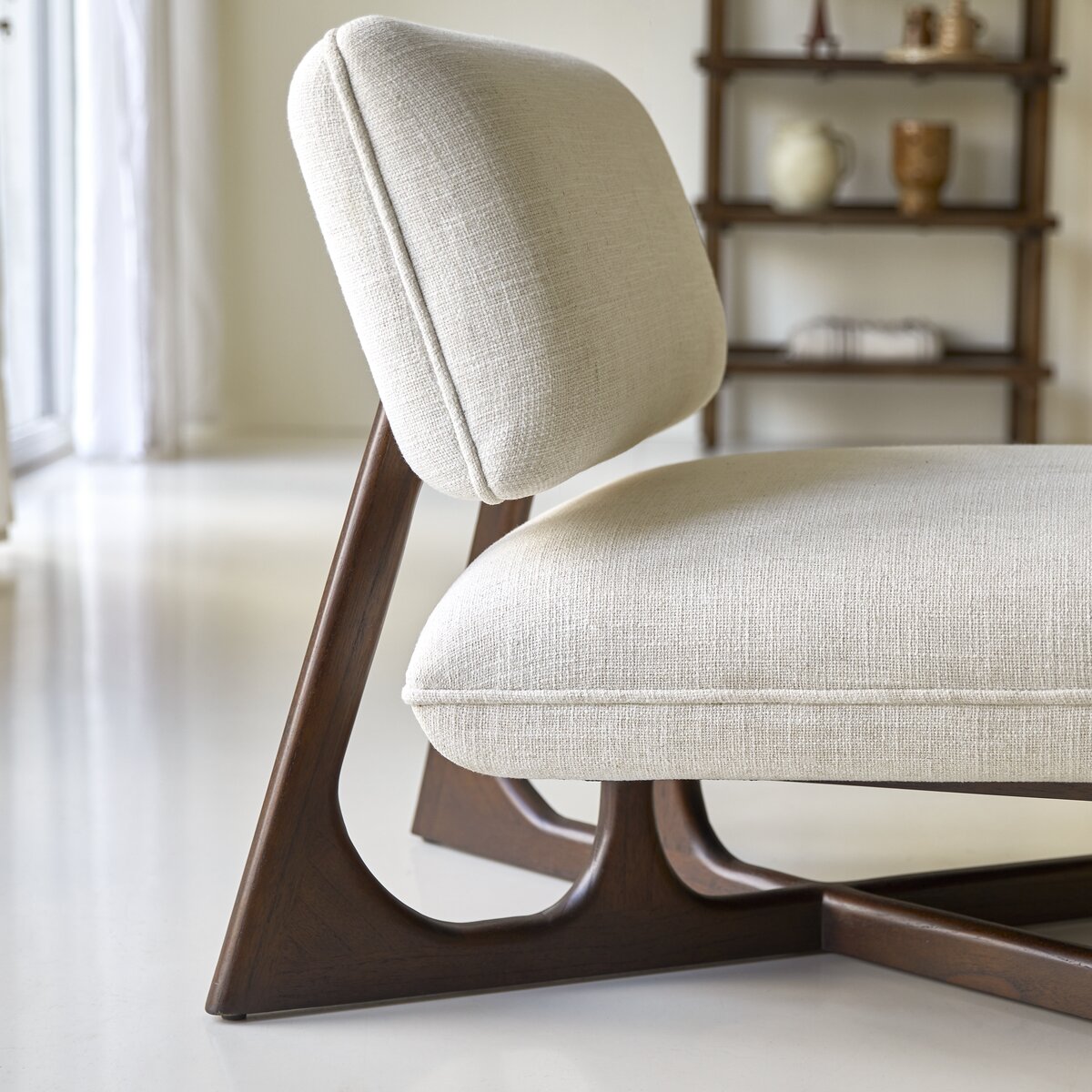 Brune - Fauteuil bas en mindi massif et tissu écru Brune - Fauteuil bas en mindi massif et tissu écru