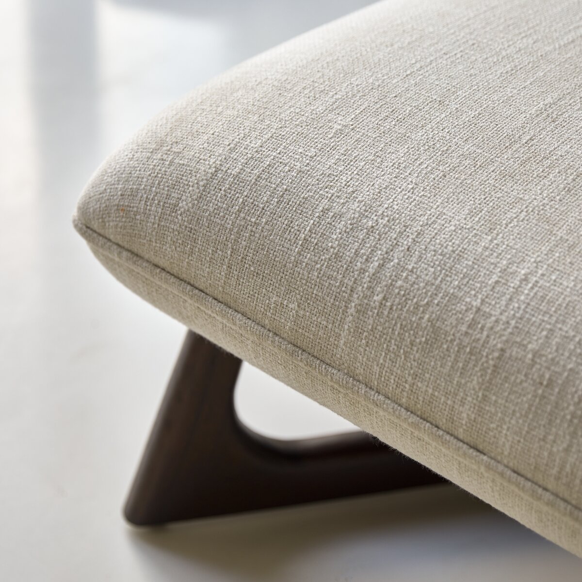 Brune - Fauteuil bas en mindi massif et tissu écru Brune - Fauteuil bas en mindi massif et tissu écru