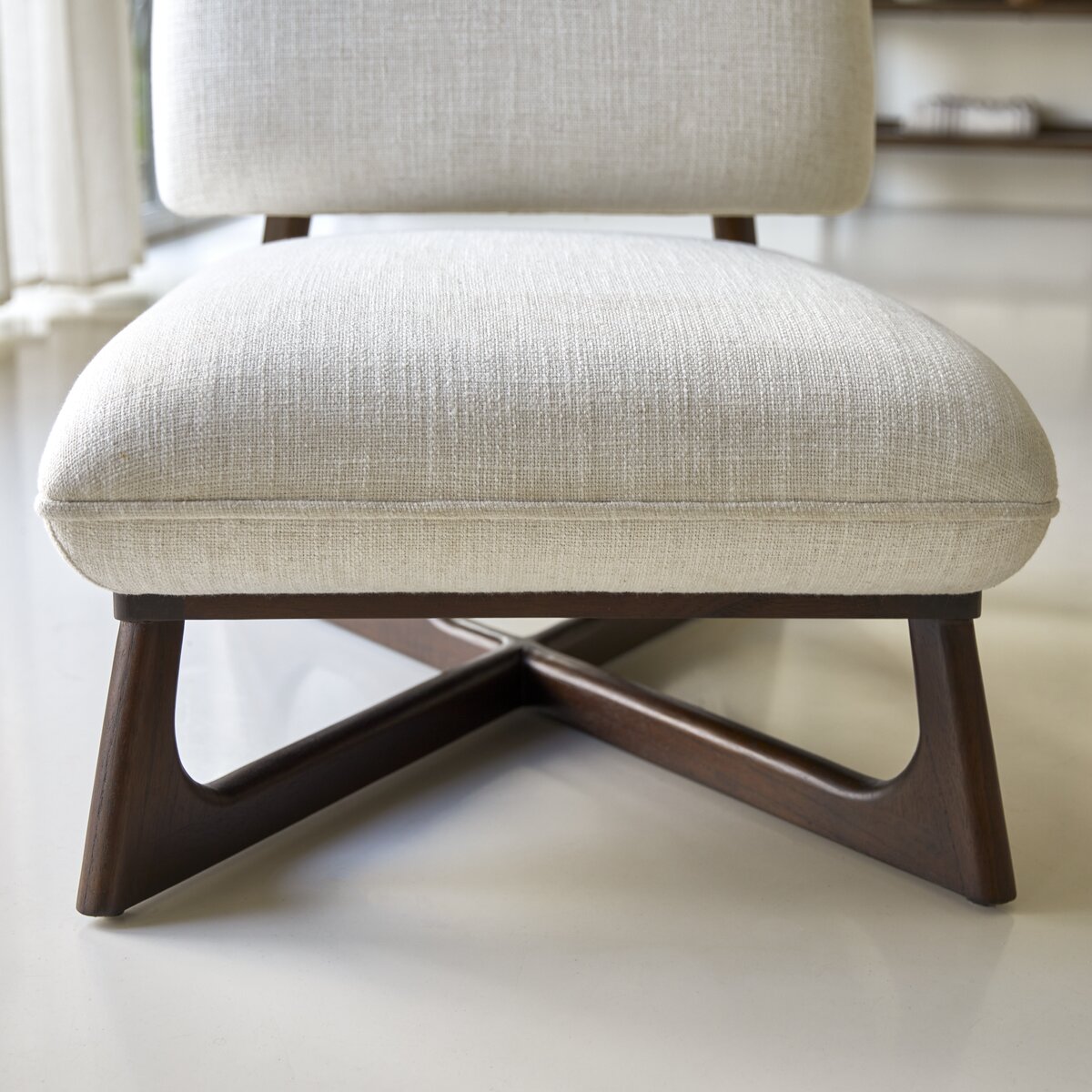 Brune - Fauteuil bas en mindi massif et tissu écru Brune - Fauteuil bas en mindi massif et tissu écru