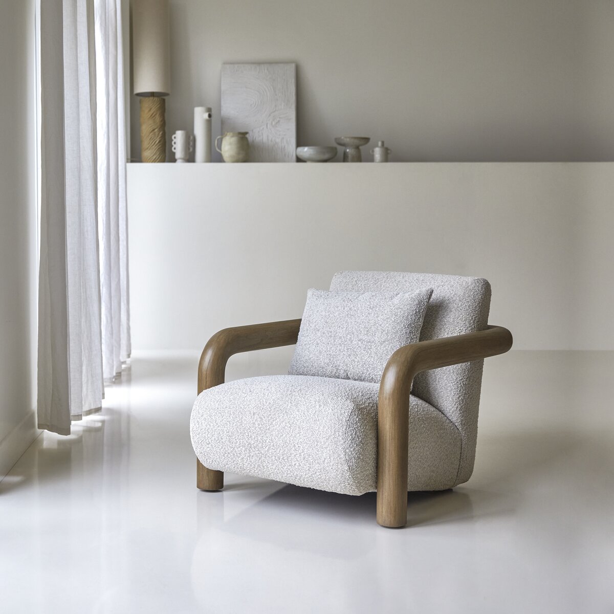 Nina - Fauteuil bas en mindi massif et tissu écru Nina - Fauteuil bas en mindi massif et tissu écru
