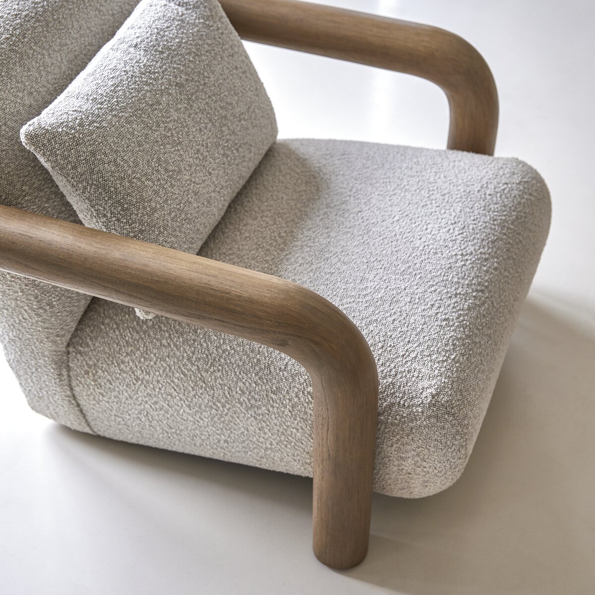 Nina - Fauteuil bas en mindi massif et tissu écru Nina - Fauteuil bas en mindi massif et tissu écru