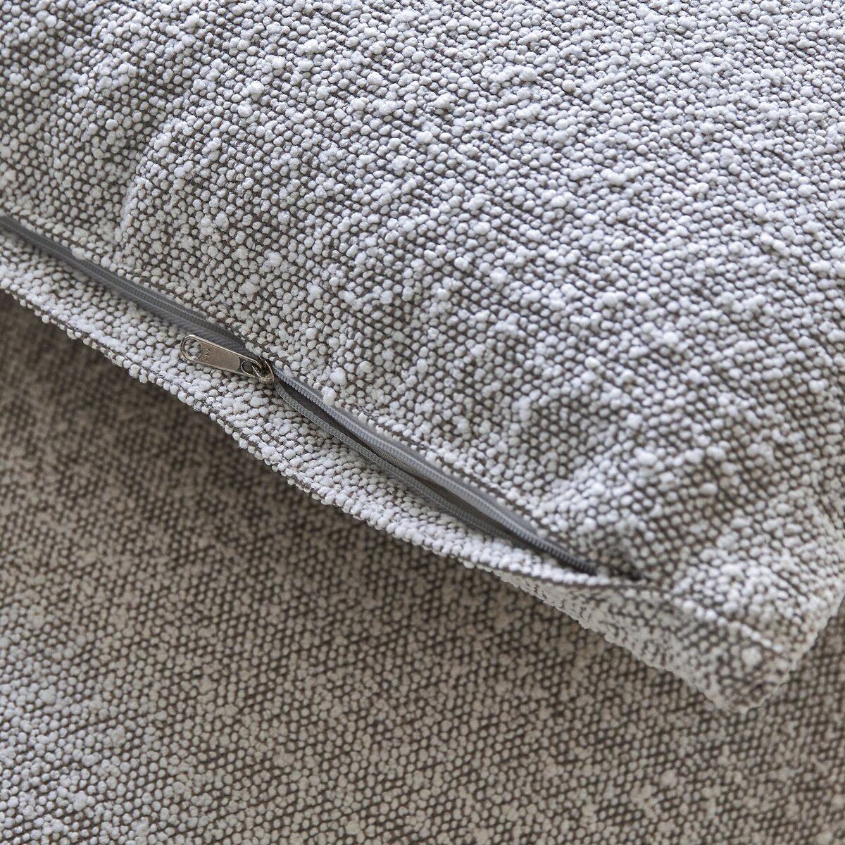 Nina - Fauteuil bas en mindi massif et tissu écru Nina - Fauteuil bas en mindi massif et tissu écru