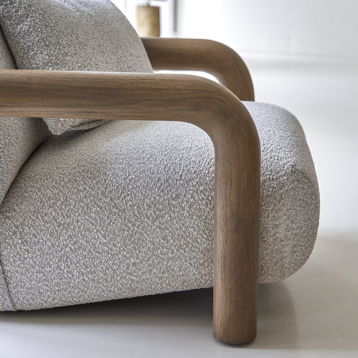 Nina - Fauteuil bas en mindi massif et tissu écru Nina - Fauteuil bas en mindi massif et tissu écru