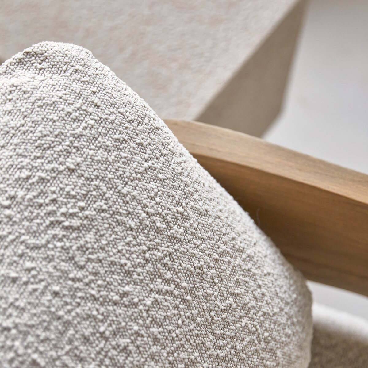 Boti - Fauteuil en mindi massif et tissu écru Boti - Fauteuil en mindi massif et tissu écru