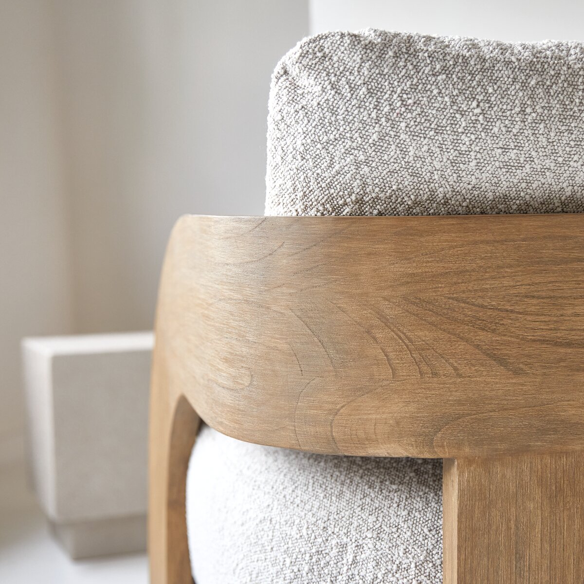 Boti - Fauteuil en mindi massif et tissu écru Boti - Fauteuil en mindi massif et tissu écru