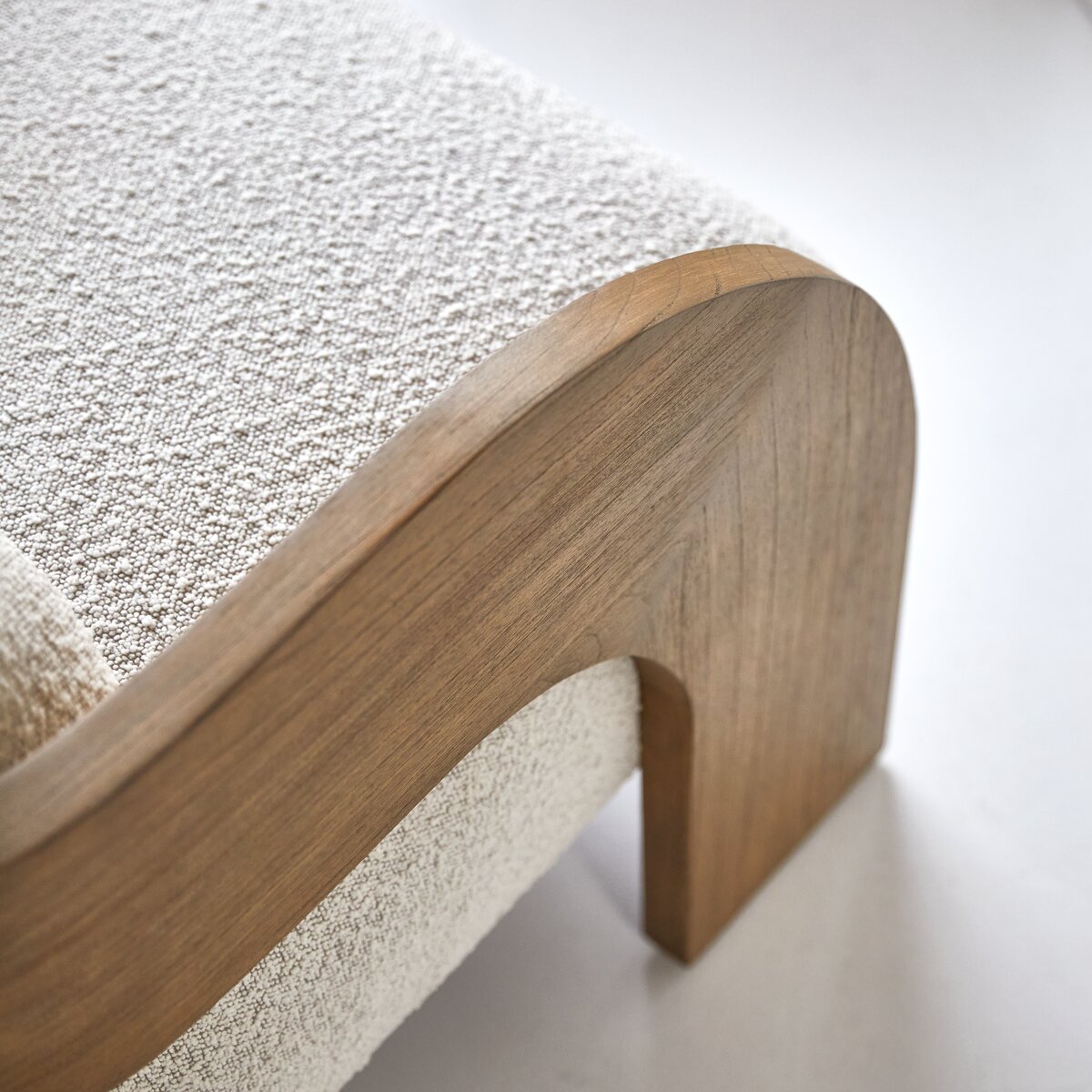 Boti - Fauteuil en mindi massif et tissu écru Boti - Fauteuil en mindi massif et tissu écru