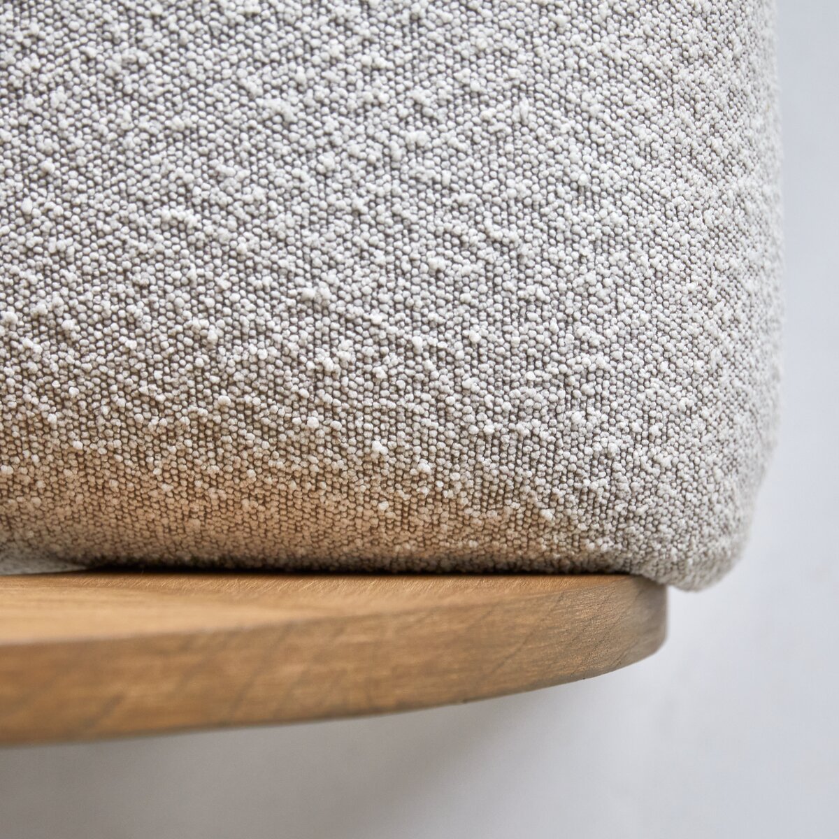 Boti - Fauteuil en mindi massif et tissu écru Boti - Fauteuil en mindi massif et tissu écru
