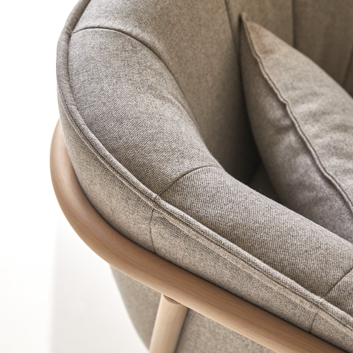 Yas - Fauteuil en chêne massif et tissu gris Yas - Fauteuil en chêne massif et tissu gris