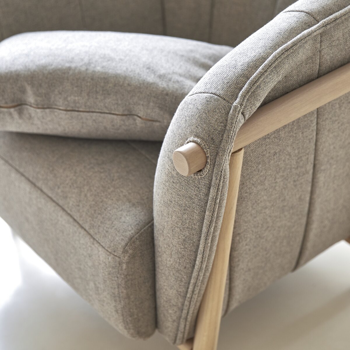 Yas - Fauteuil en chêne massif et tissu gris Yas - Fauteuil en chêne massif et tissu gris