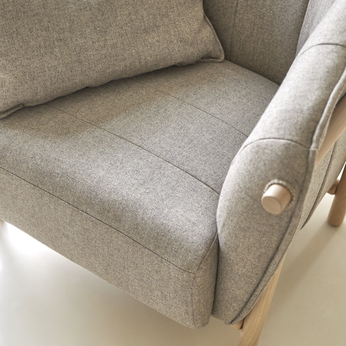 Yas - Fauteuil en chêne massif et tissu gris Yas - Fauteuil en chêne massif et tissu gris