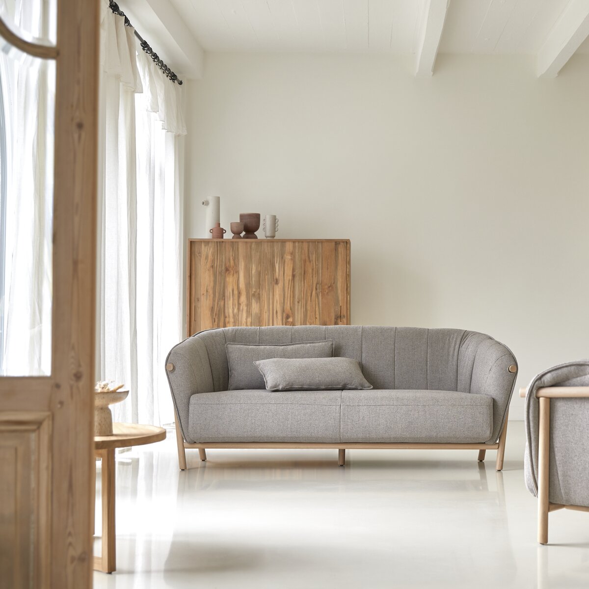 Yas - 2-Sitzer-Sofa mit massivem Eichenholzgestell und grauem Stoffbezug Yas - 2-Sitzer-Sofa mit massivem Eichenholzgestell und grauem Stoffbezug