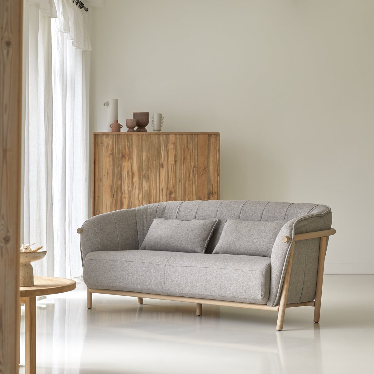 Yas - 2-Sitzer-Sofa mit massivem Eichenholzgestell und grauem Stoffbezug Yas - 2-Sitzer-Sofa mit massivem Eichenholzgestell und grauem Stoffbezug