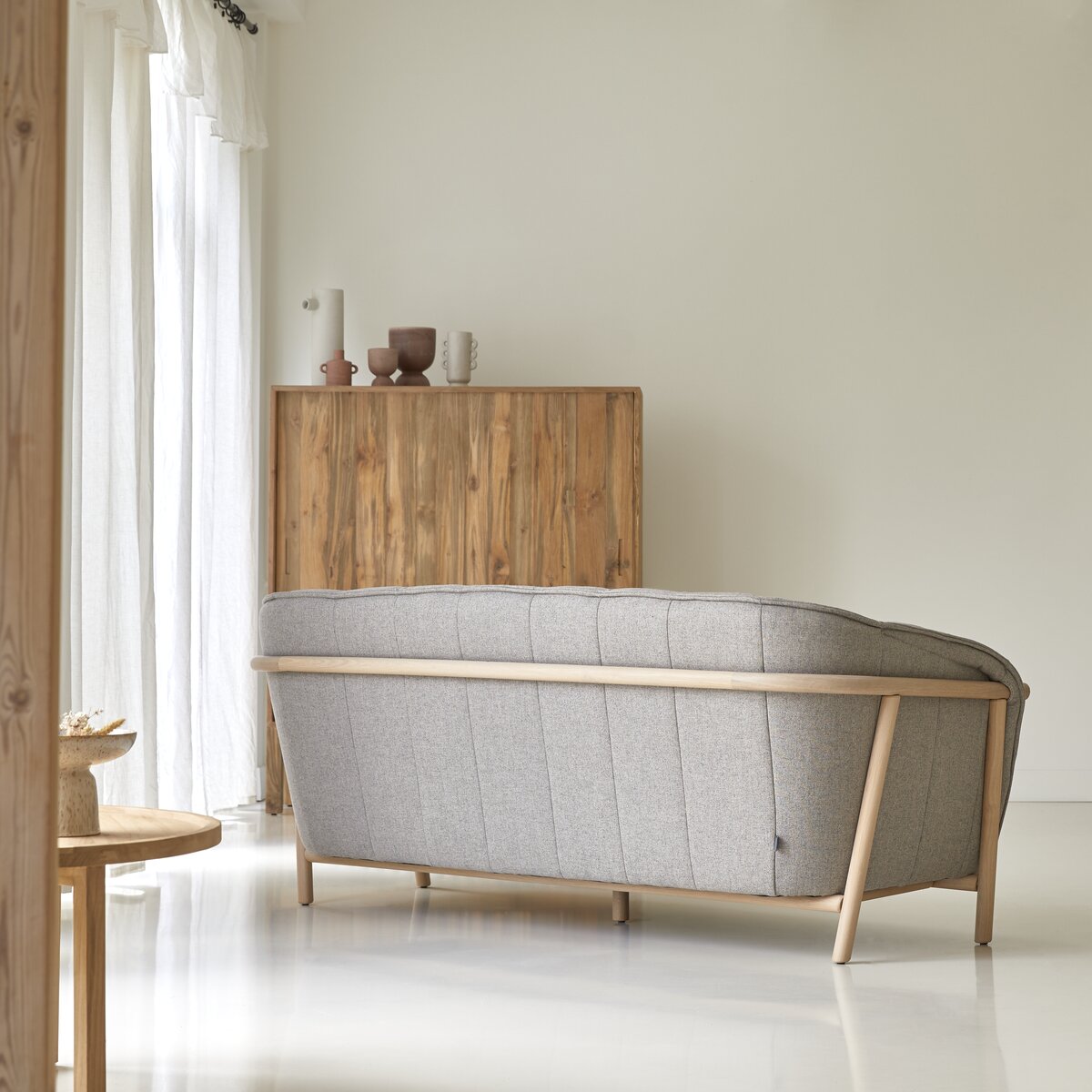 Yas - 2-Sitzer-Sofa mit massivem Eichenholzgestell und grauem Stoffbezug Yas - 2-Sitzer-Sofa mit massivem Eichenholzgestell und grauem Stoffbezug