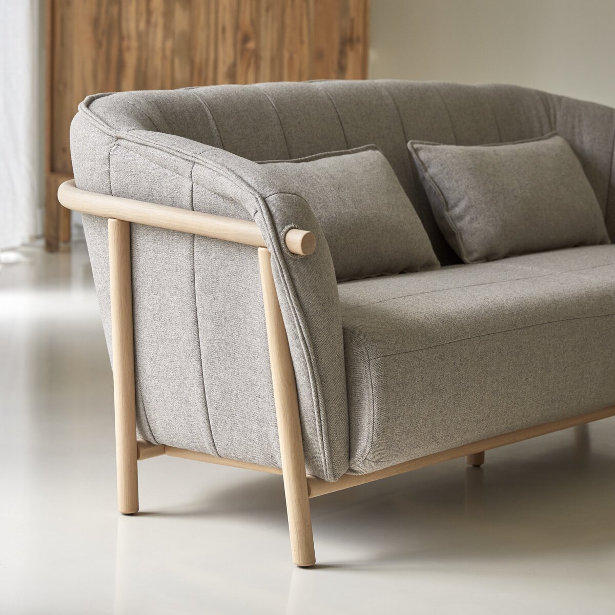 Yas - 2-Sitzer-Sofa mit massivem Eichenholzgestell und grauem Stoffbezug Yas - 2-Sitzer-Sofa mit massivem Eichenholzgestell und grauem Stoffbezug