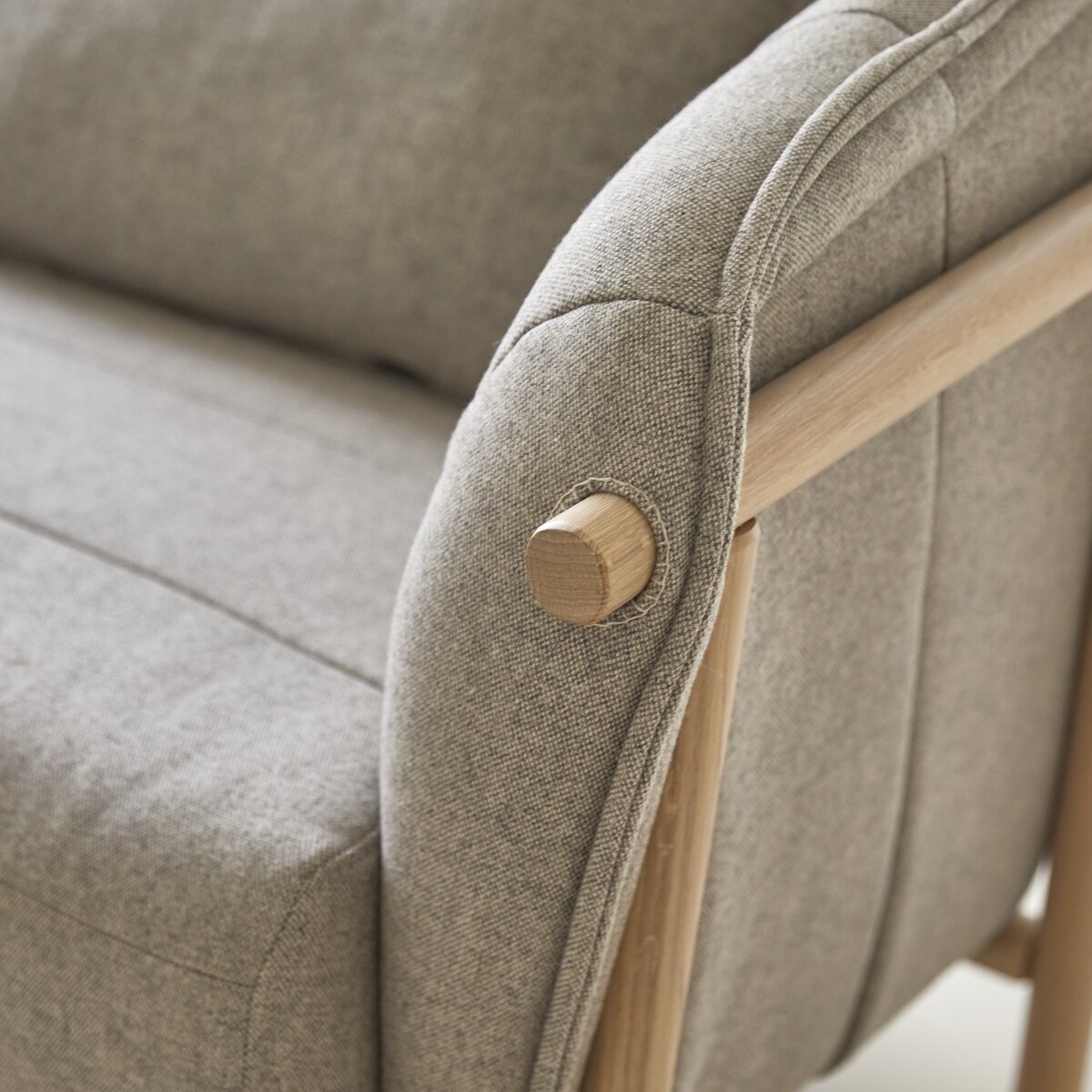 Yas - 2-Sitzer-Sofa mit massivem Eichenholzgestell und grauem Stoffbezug Yas - 2-Sitzer-Sofa mit massivem Eichenholzgestell und grauem Stoffbezug