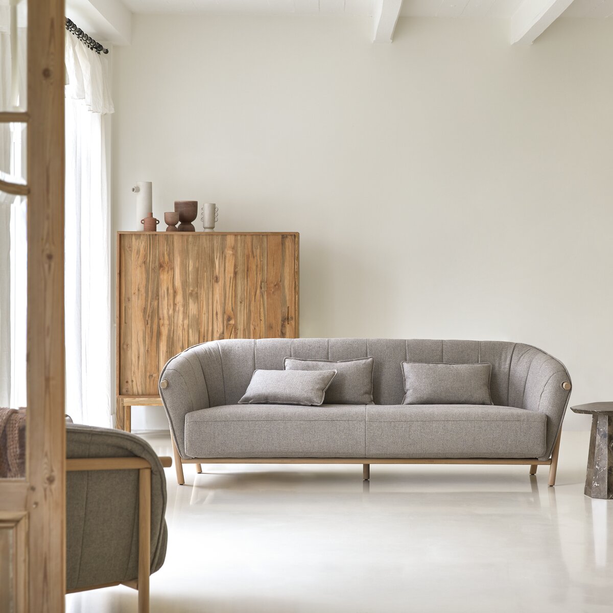 Yas - 3-Sitzer-Sofa mit massivem Eichenholzgestell und grauem Stoffbezug Yas - 3-Sitzer-Sofa mit massivem Eichenholzgestell und grauem Stoffbezug