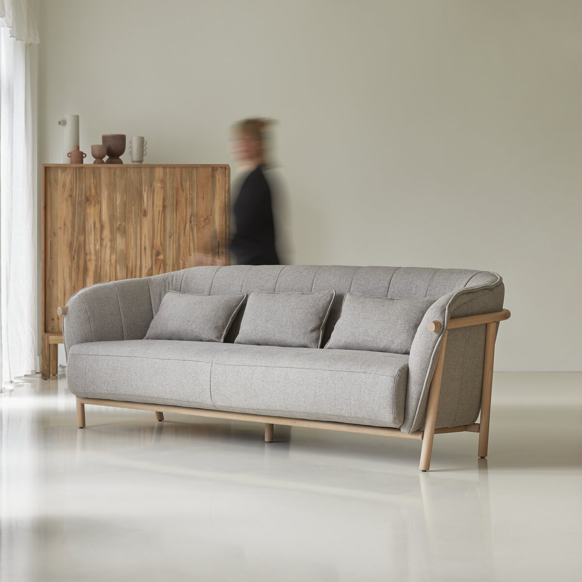 Yas - 3-Sitzer-Sofa mit massivem Eichenholzgestell und grauem Stoffbezug Yas - 3-Sitzer-Sofa mit massivem Eichenholzgestell und grauem Stoffbezug