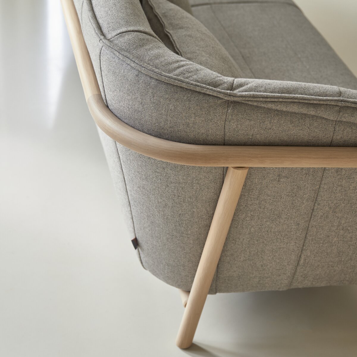 Yas - 3-Sitzer-Sofa mit massivem Eichenholzgestell und grauem Stoffbezug Yas - 3-Sitzer-Sofa mit massivem Eichenholzgestell und grauem Stoffbezug