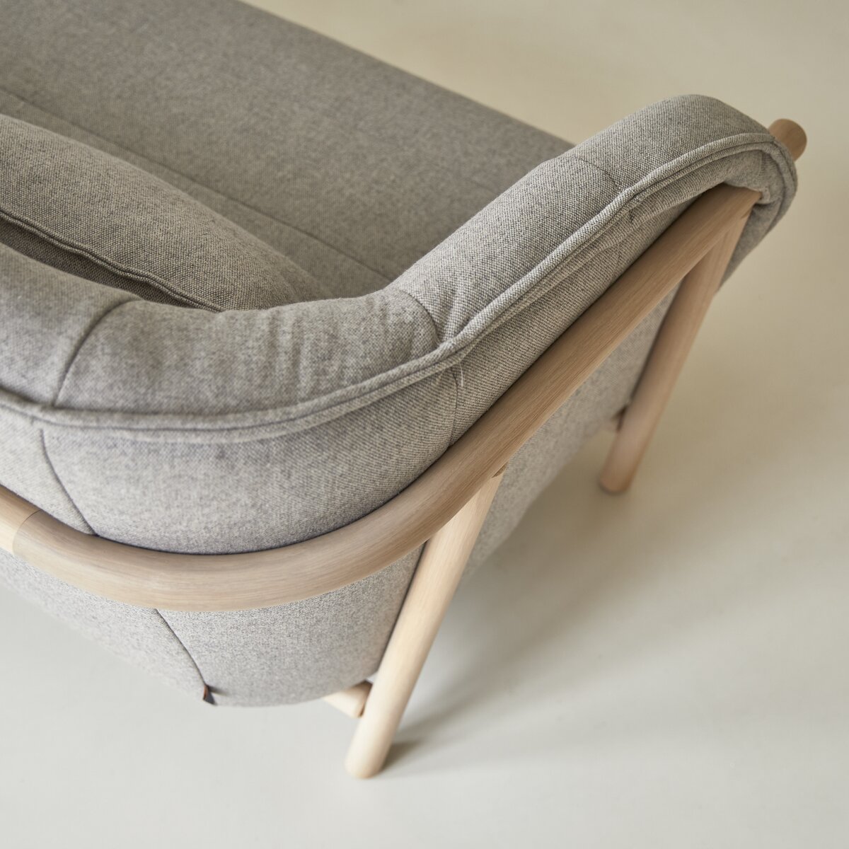 Yas - 3-Sitzer-Sofa mit massivem Eichenholzgestell und grauem Stoffbezug Yas - 3-Sitzer-Sofa mit massivem Eichenholzgestell und grauem Stoffbezug