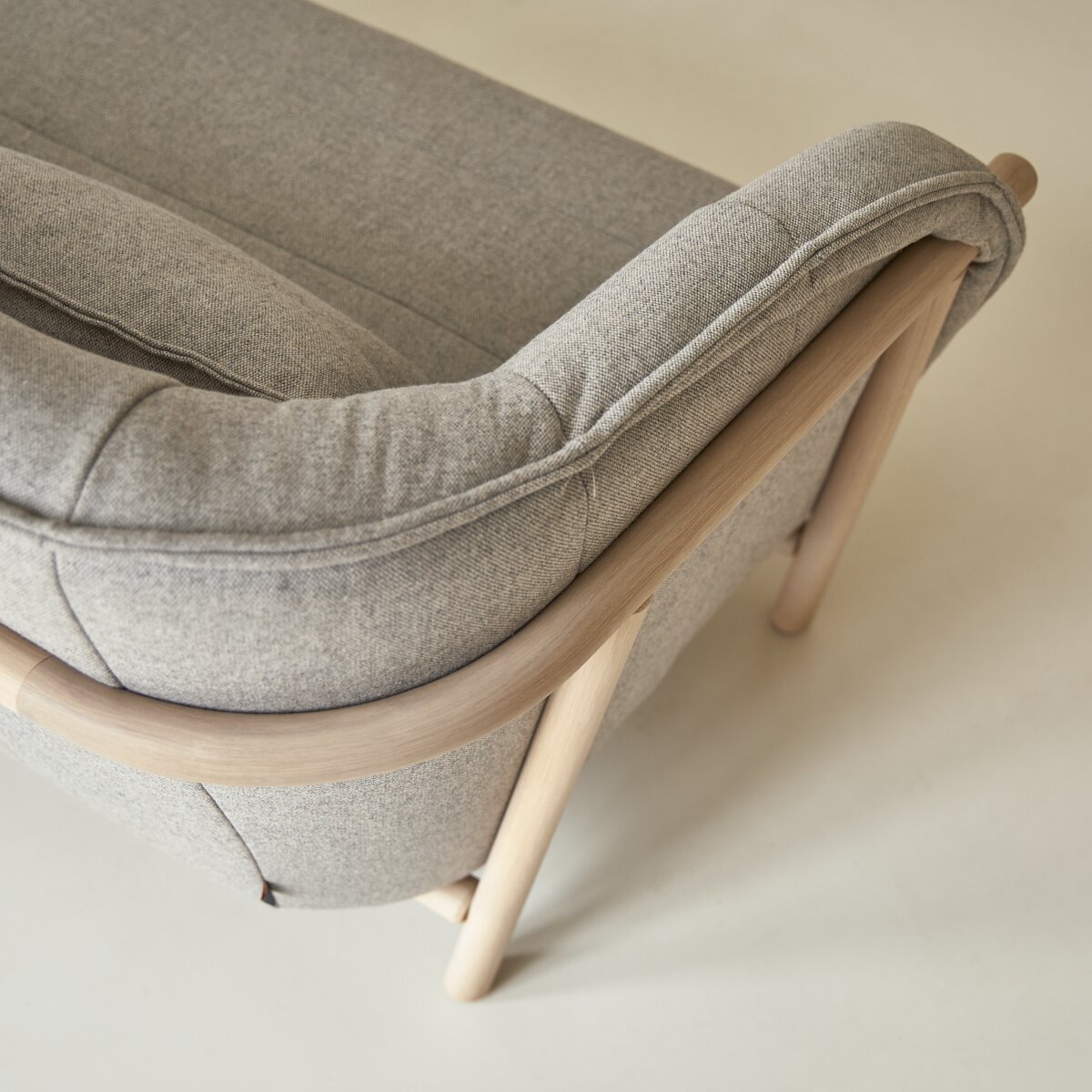 Yas - 3-Sitzer-Sofa mit massivem Eichenholzgestell und grauem Stoffbezug Yas - 3-Sitzer-Sofa mit massivem Eichenholzgestell und grauem Stoffbezug
