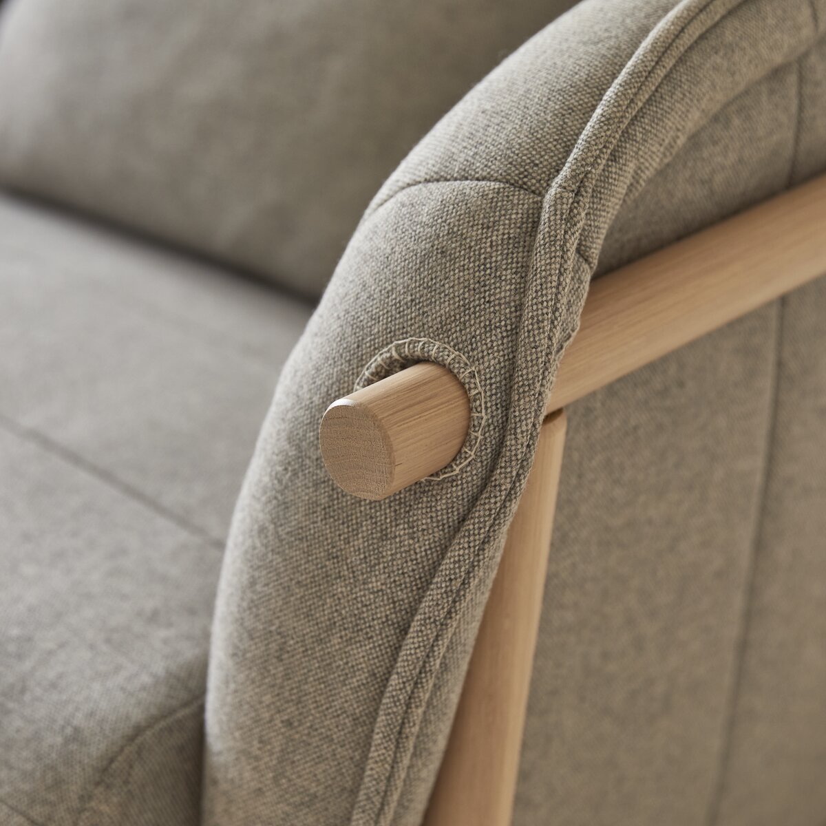 Yas - 3-Sitzer-Sofa mit massivem Eichenholzgestell und grauem Stoffbezug Yas - 3-Sitzer-Sofa mit massivem Eichenholzgestell und grauem Stoffbezug