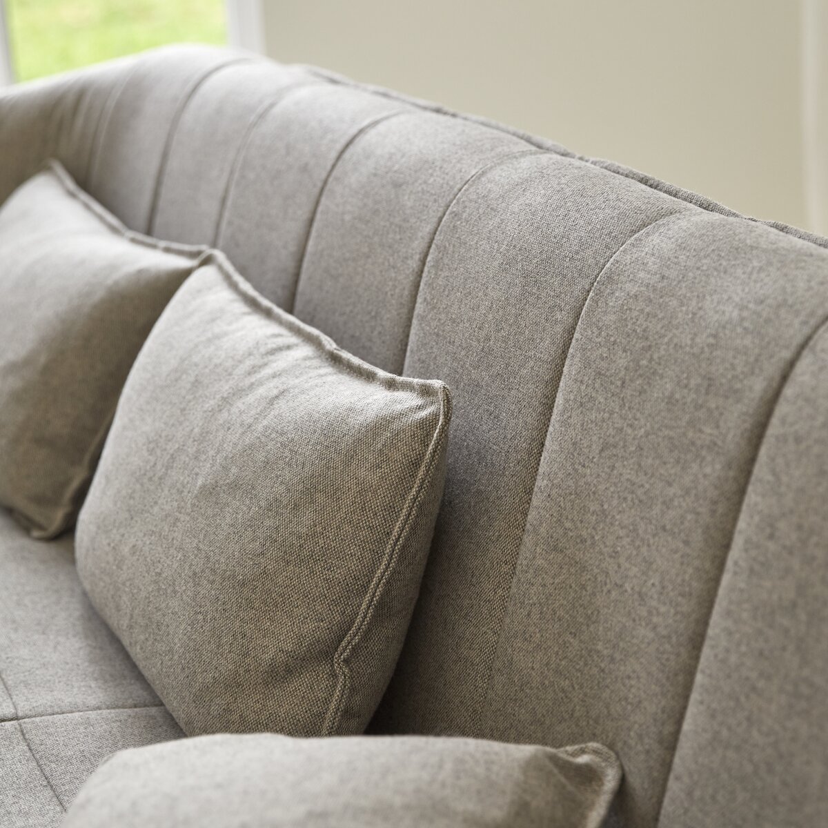 Yas - 3-Sitzer-Sofa mit massivem Eichenholzgestell und grauem Stoffbezug Yas - 3-Sitzer-Sofa mit massivem Eichenholzgestell und grauem Stoffbezug