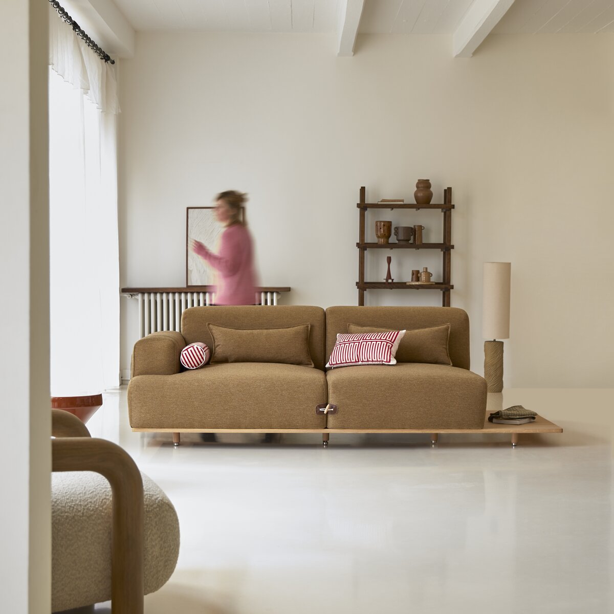 Duffle - 2-Sitzer-Sofa aus Eiche und braunem Stoff mit integrierter Ablageplatte Duffle - 2-Sitzer-Sofa aus Eiche und braunem Stoff mit integrierter Ablageplatte